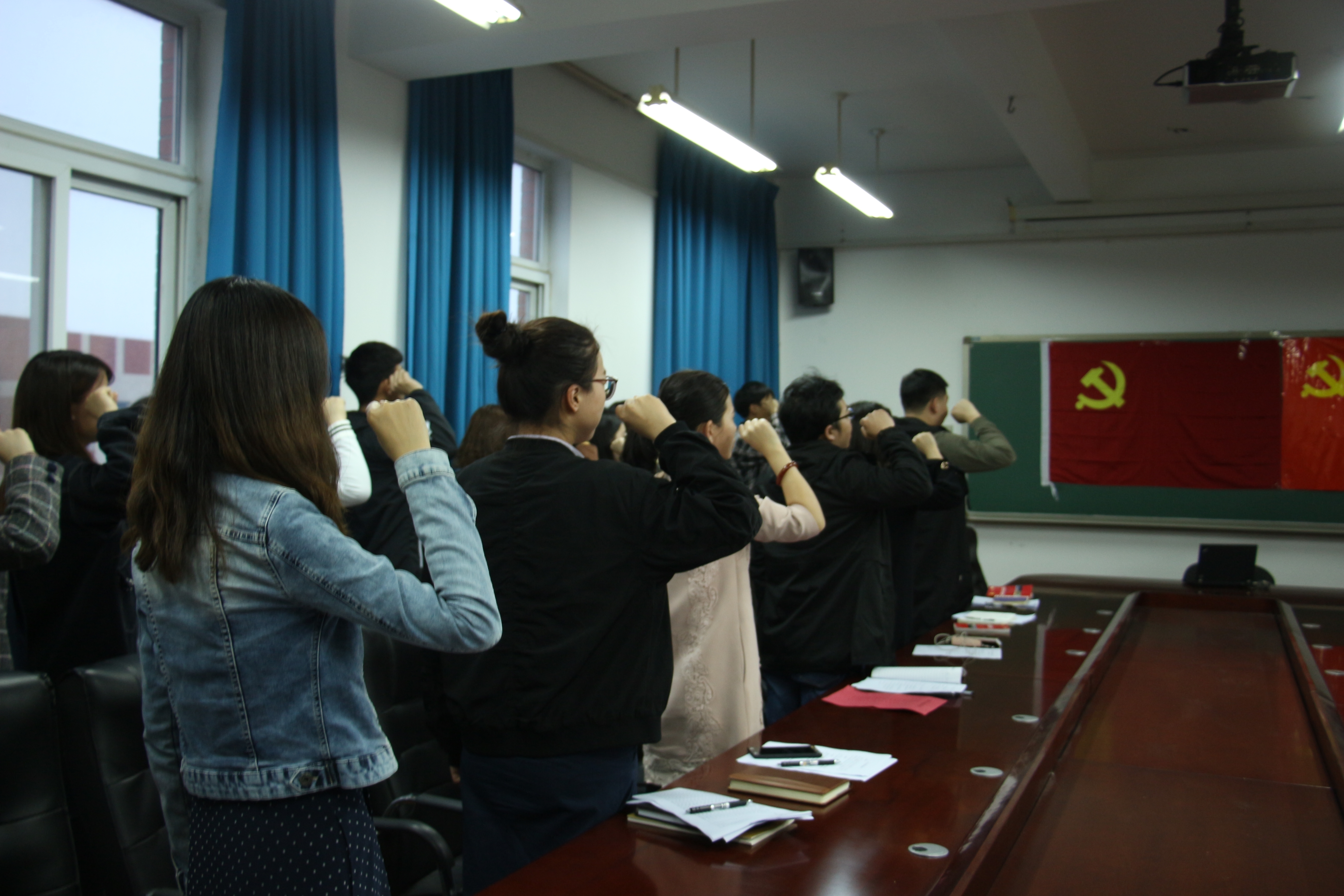 学生支部转正大会3.JPG 学生支部转正大会3.JPG
