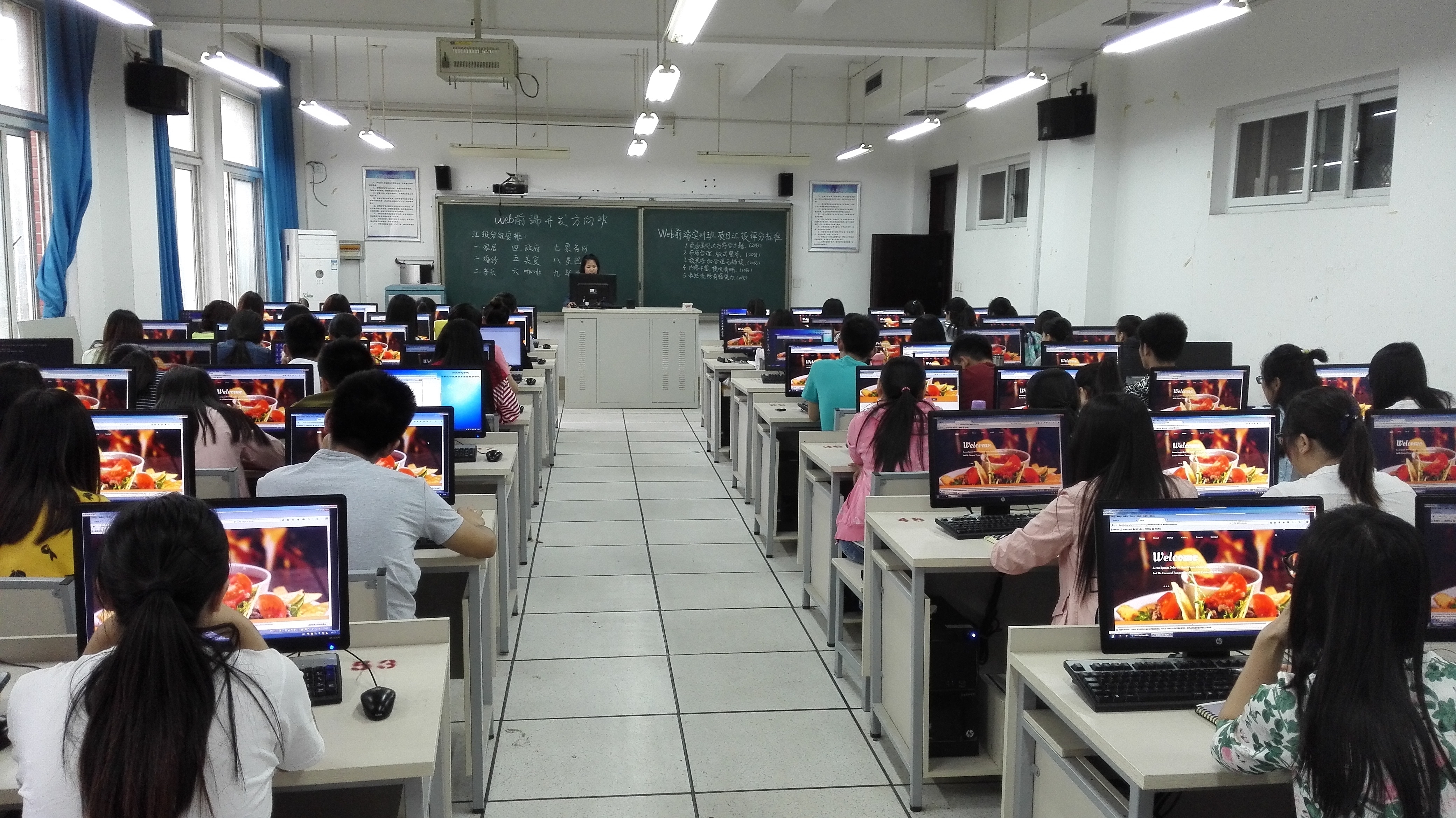 学生项目汇报.jpg 学生项目汇报.jpg