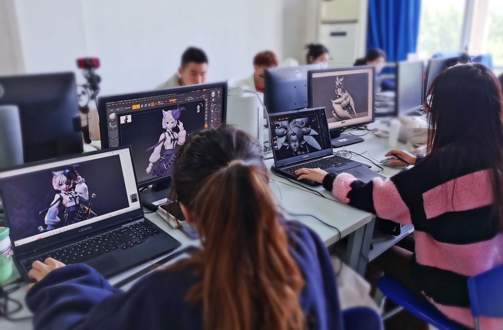 学生参与三维项目制作.jpg 学生参与三维项目制作.jpg