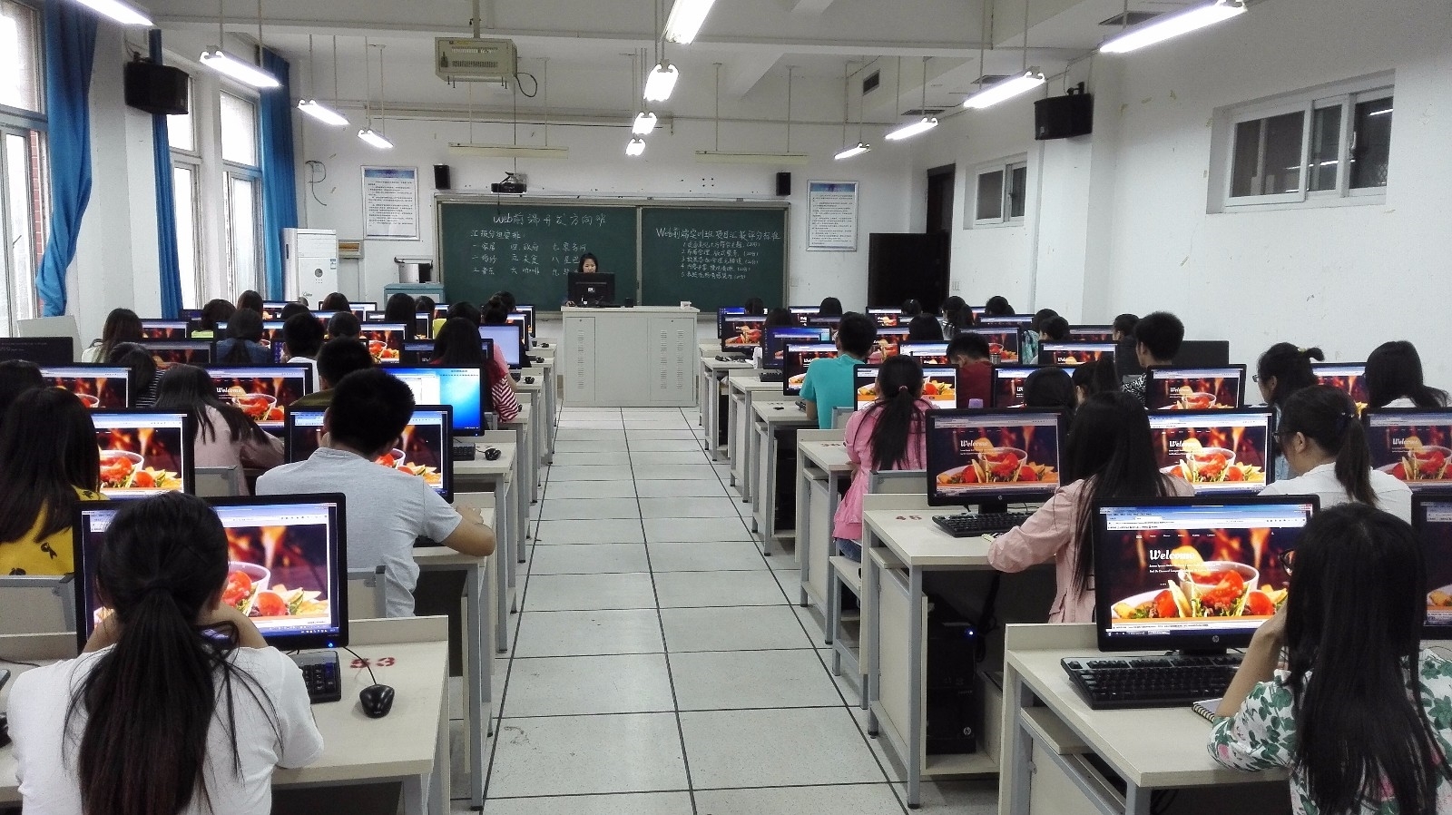 学生项目汇报.jpg 学生项目汇报.jpg