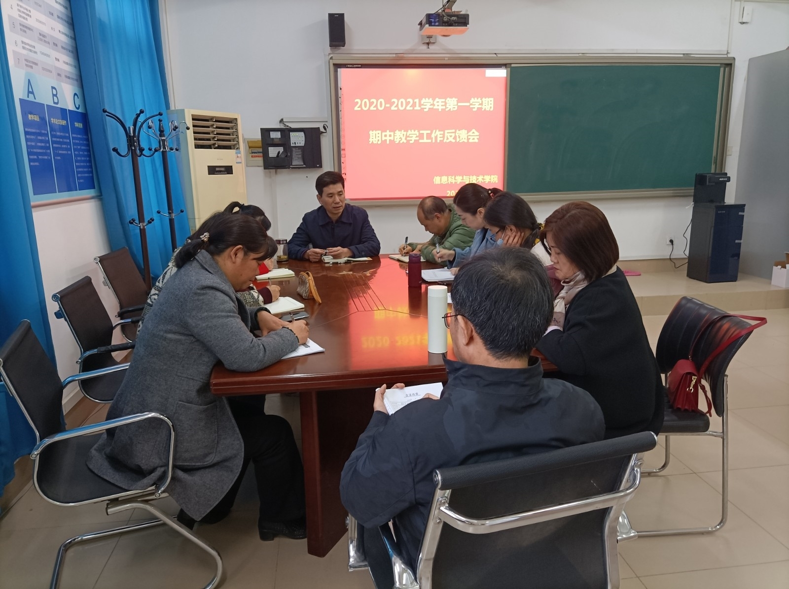 教师反馈会照片.jpg 教师反馈会照片.jpg