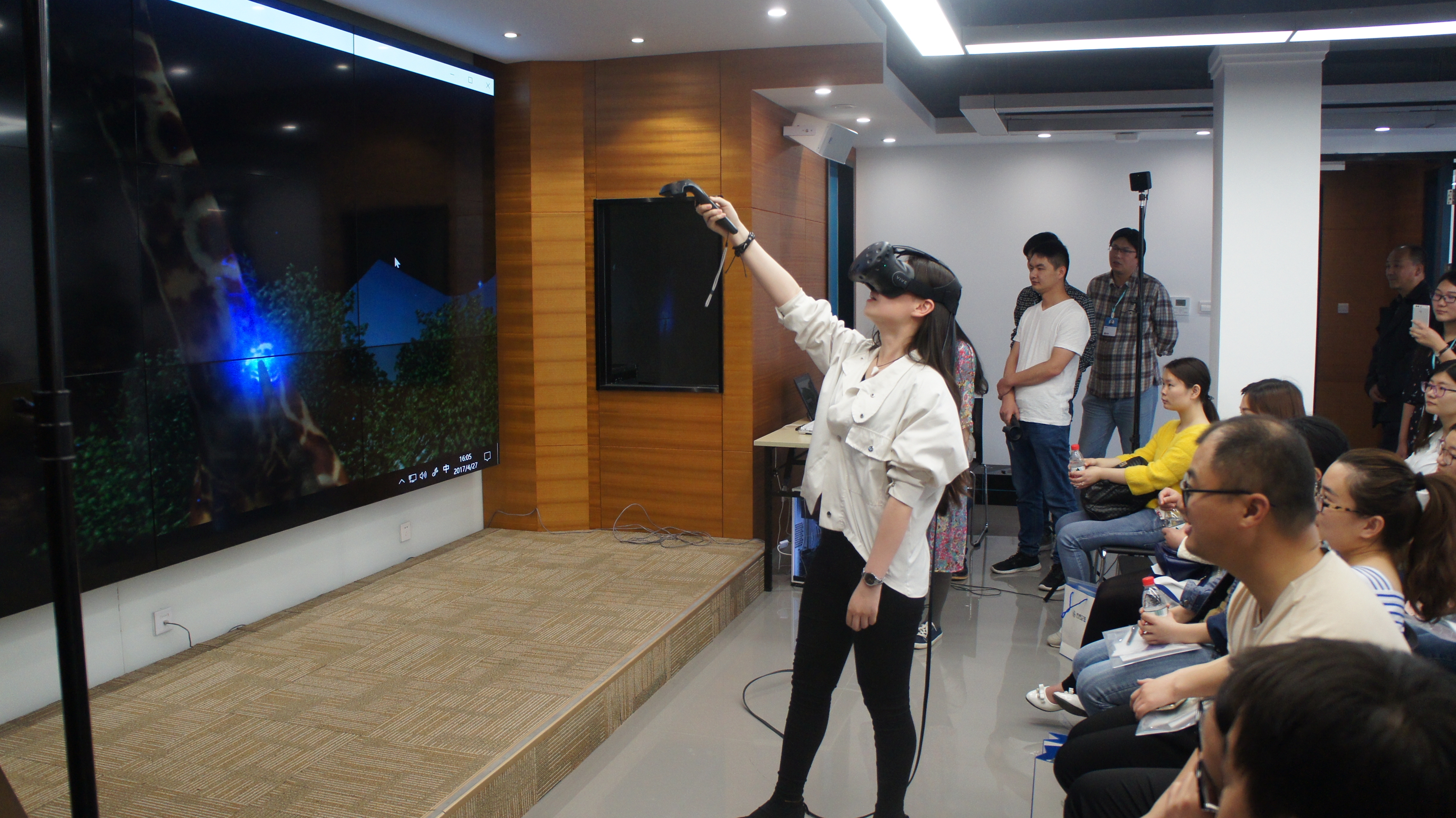 3学生vr实验室实验.JPG 3学生vr实验室实验.JPG