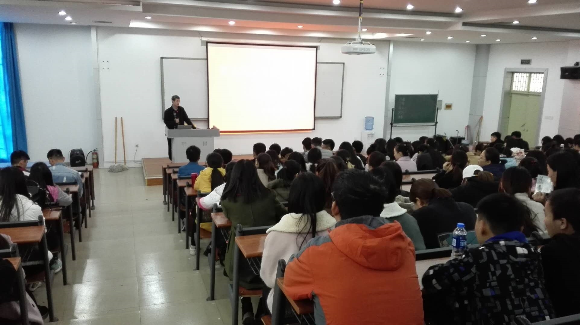 讲座照片.jpg 讲座照片.jpg