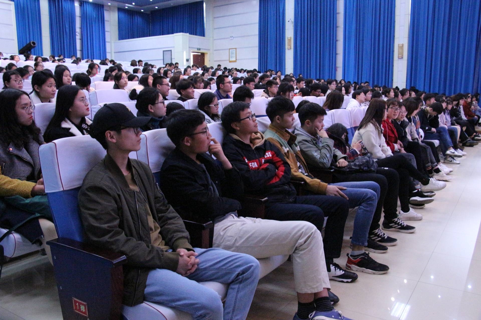 “仰望星空,放飞梦想”大型讲座2.jpg “仰望星空,放飞梦想”大型讲座2.jpg