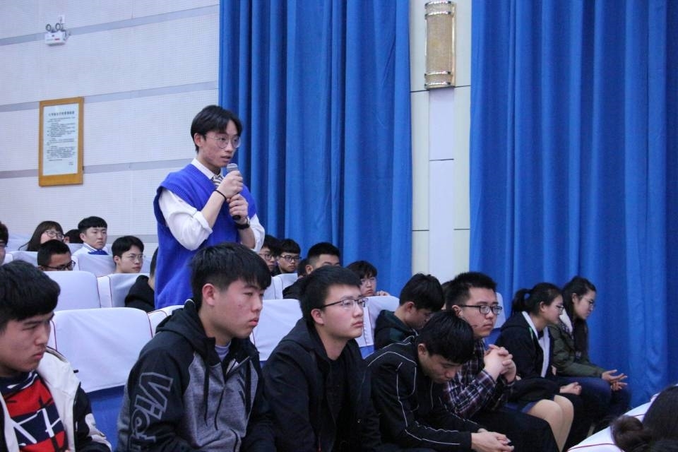 “仰望星空,放飞梦想”大型讲座4.jpg “仰望星空,放飞梦想”大型讲座4.jpg