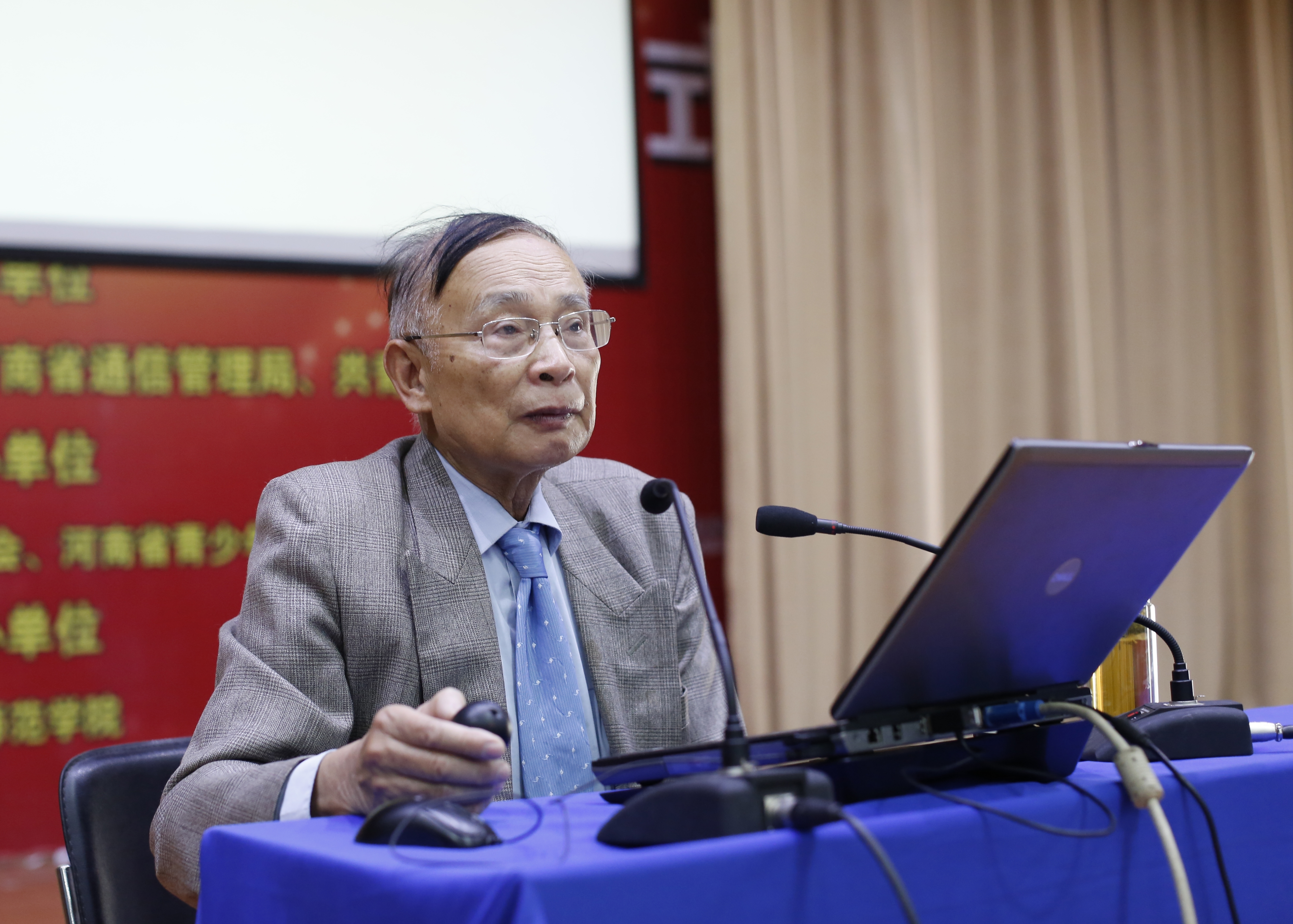 谭浩强教授讲学2.jpg 谭浩强教授讲学2.jpg