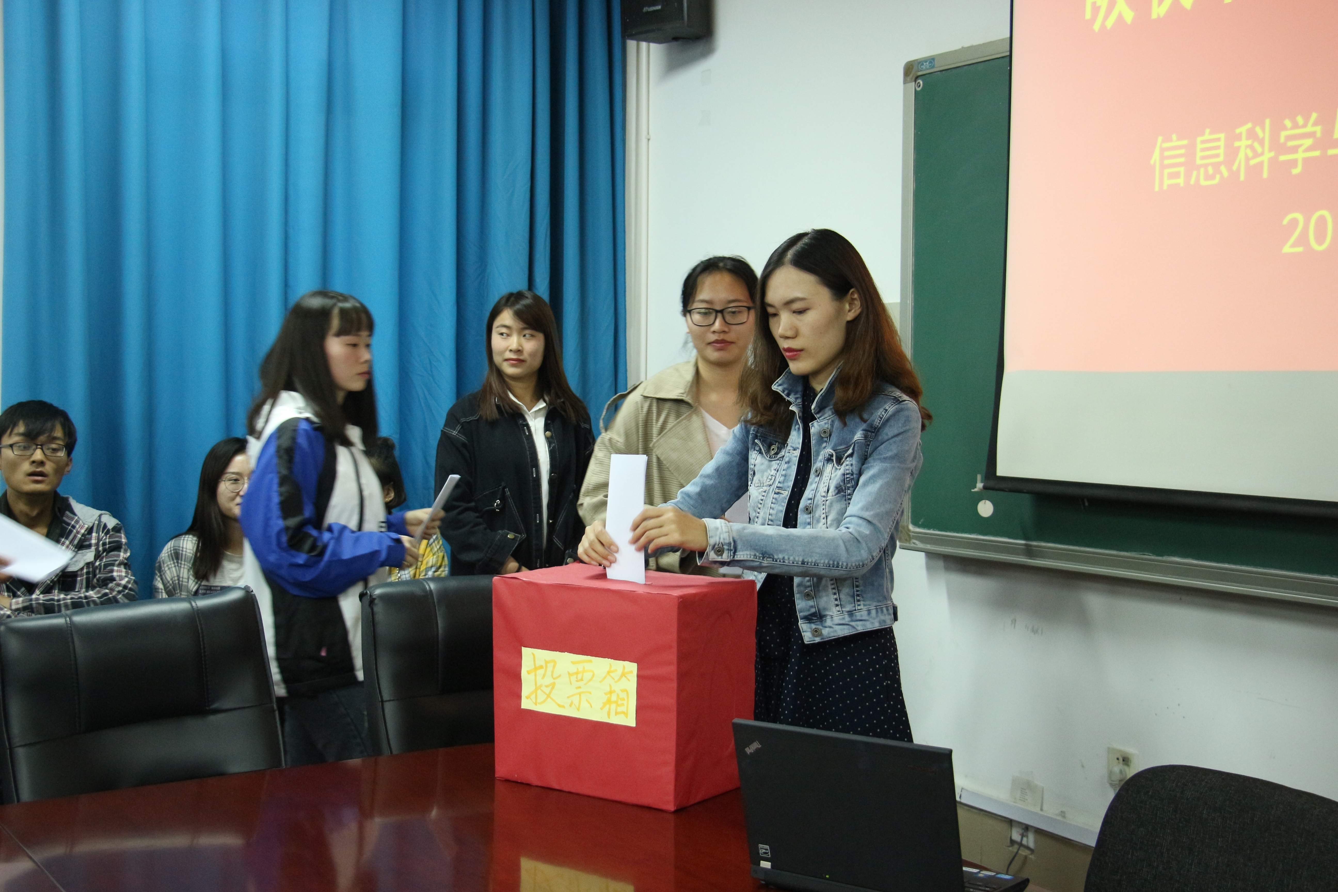 学生支部转正大会2.JPG 学生支部转正大会2.JPG